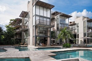 Una piscina al aire libre