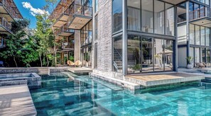 Una piscina al aire libre