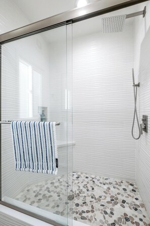 Shower, hair dryer, towels, shampoo - Charming Beachside Apt with Laundry, Steps to Shore! (Hermosa Beach)