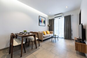 Apartment, 2 Bedrooms, City View | Living area