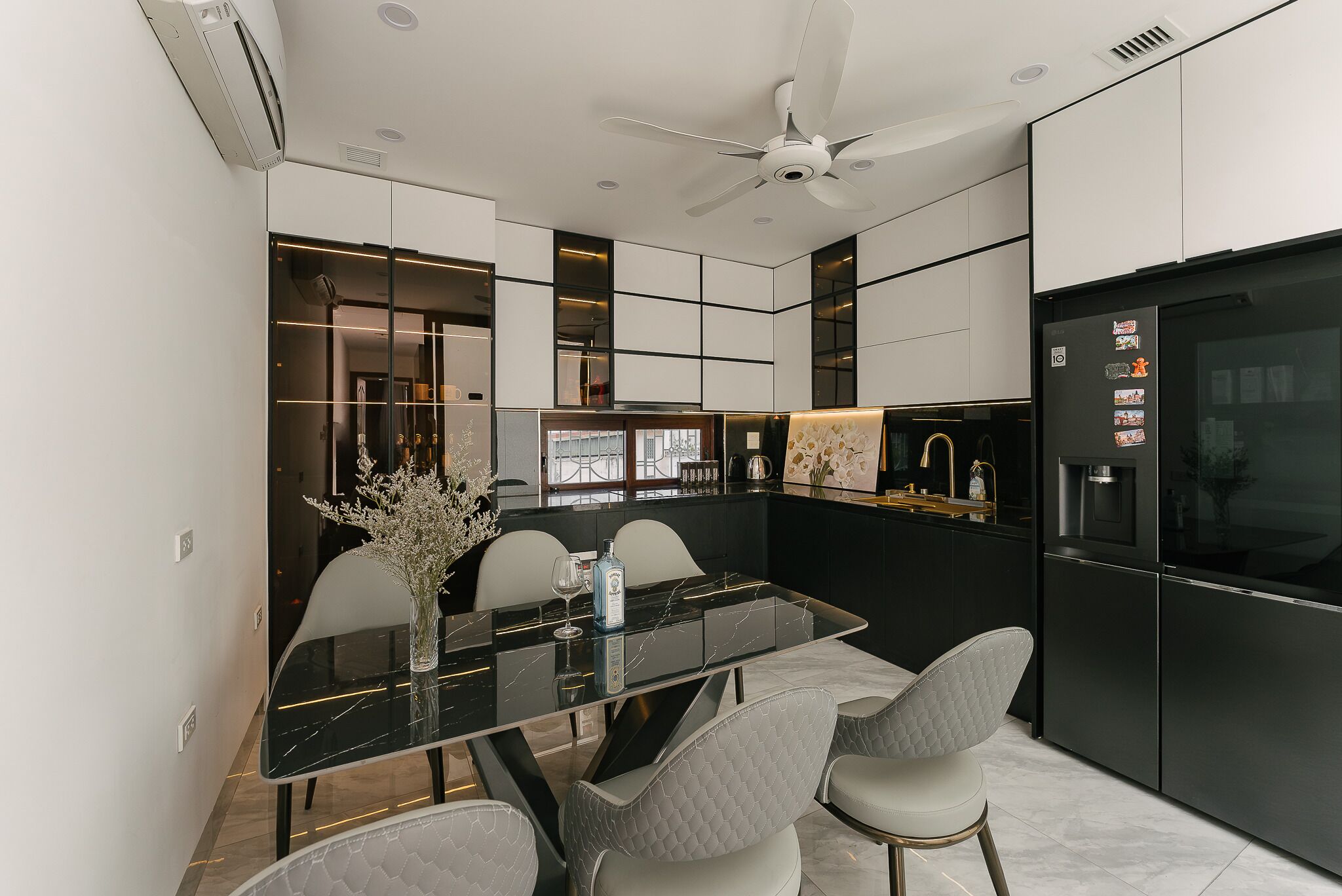 King Room with Balcony | Shared kitchen facilities | Full-size fridge, microwave, oven, stovetop