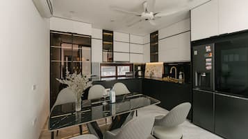 Refrigerador con freezer, microondas, horno, placa de cocina