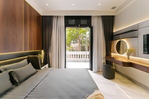 King Room with Balcony | Egyptian cotton sheets, premium bedding, down comforters - Tamundi Alley Homestay - Dragon Teeth - The Old Quarter Ha Noi (Hanoi)