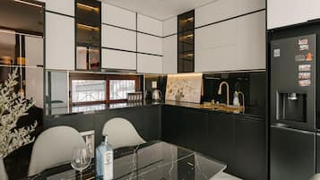 Deluxe Queen Room | Shared kitchen | Full-sized fridge, microwave, oven, stovetop