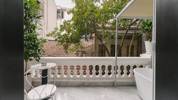 Chambre (Spa Bath) | Vue depuis le balcon