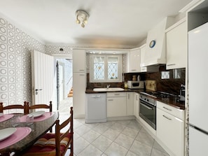 Fridge, microwave, oven, dishwasher - Acogedora Casa with private pool, wifi and barbecue (l'Escala)