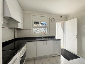 Kühlschrank, Mikrowelle, Ofen, Geschirrspüler