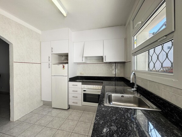 Kylskåp, mikrovågsugn, ugn och diskmaskin