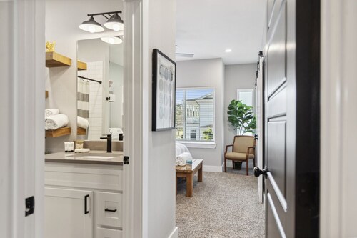 The Retreat - 1BR/1.5BA 1 Block Downtown Bryan