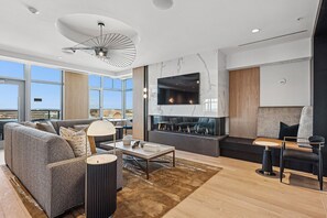 Télévision, chaîne hi-fi