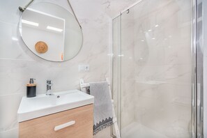 Dusche, Haartrockner, Handtücher