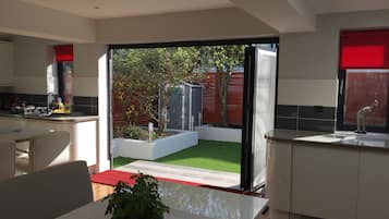 Refrigerador con congelador, microondas, horno y parrilla de estufa