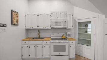 Køleskab, kogeplade, kaffe-/temaskine, køkkentøj/tallerkener/redskaber