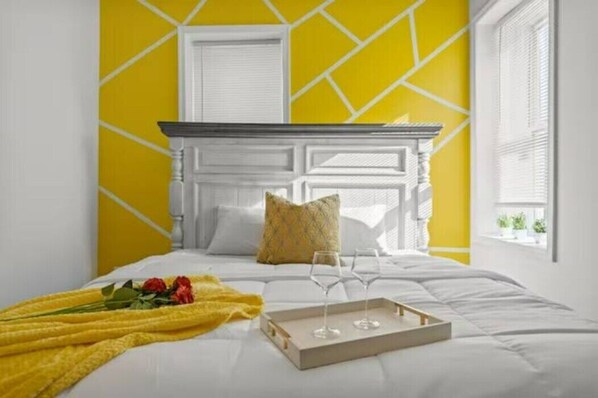 1 bedroom, travel crib, bed sheets
