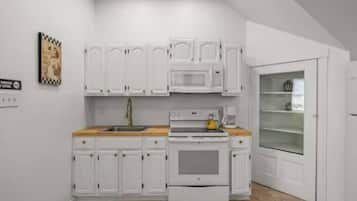 Fridge, oven, stovetop, coffee/tea maker