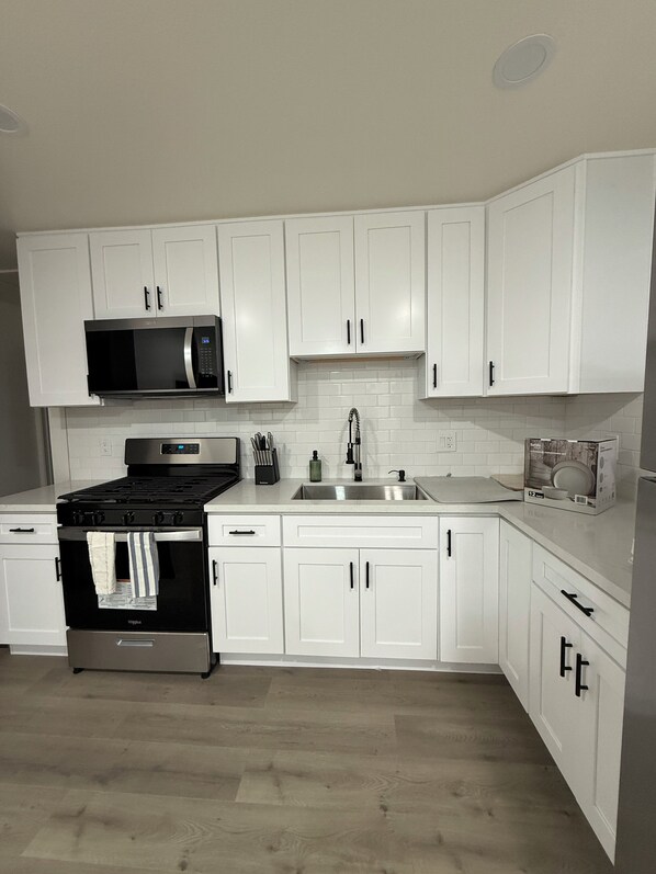 Microondas, horno, placa de cocina