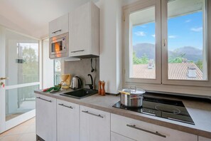 Kühlschrank, Mikrowelle, Herdplatte, Wasserkocher mit Kaffee-/Teezubehör