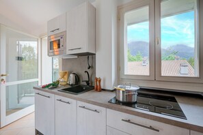 Refrigerador, microondas, placa de cocina, cafetera/tetera