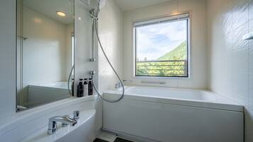 Habitación (Suite, Japanese-style) | Baño | Zapatillas, toallas y champú