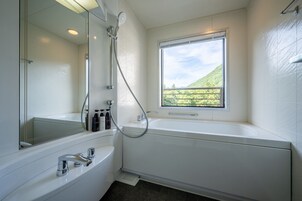 Habitación (Suite, Japanese-style) | Baño | Zapatillas, toallas y champú