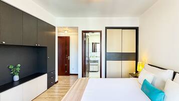 2 habitaciones, ropa de cama de alta calidad, cubrecamas y escritorio