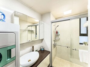 公寓客房, 露台, 城市景 | 浴室 | 名牌梳洗用品、風筒、拖鞋、提供毛巾