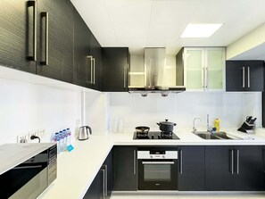Condo, sacada, vista para a cidade | Cozinha privada | Geladeira, micro-ondas, cooktop, chaleira elétrica