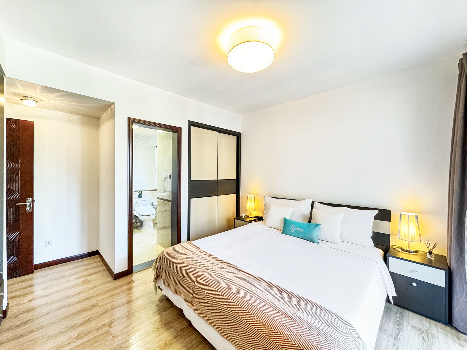 2 habitaciones, ropa de cama de alta calidad, cubrecamas y escritorio 