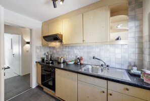 Fridge, oven, coffee/tea maker, electric kettle