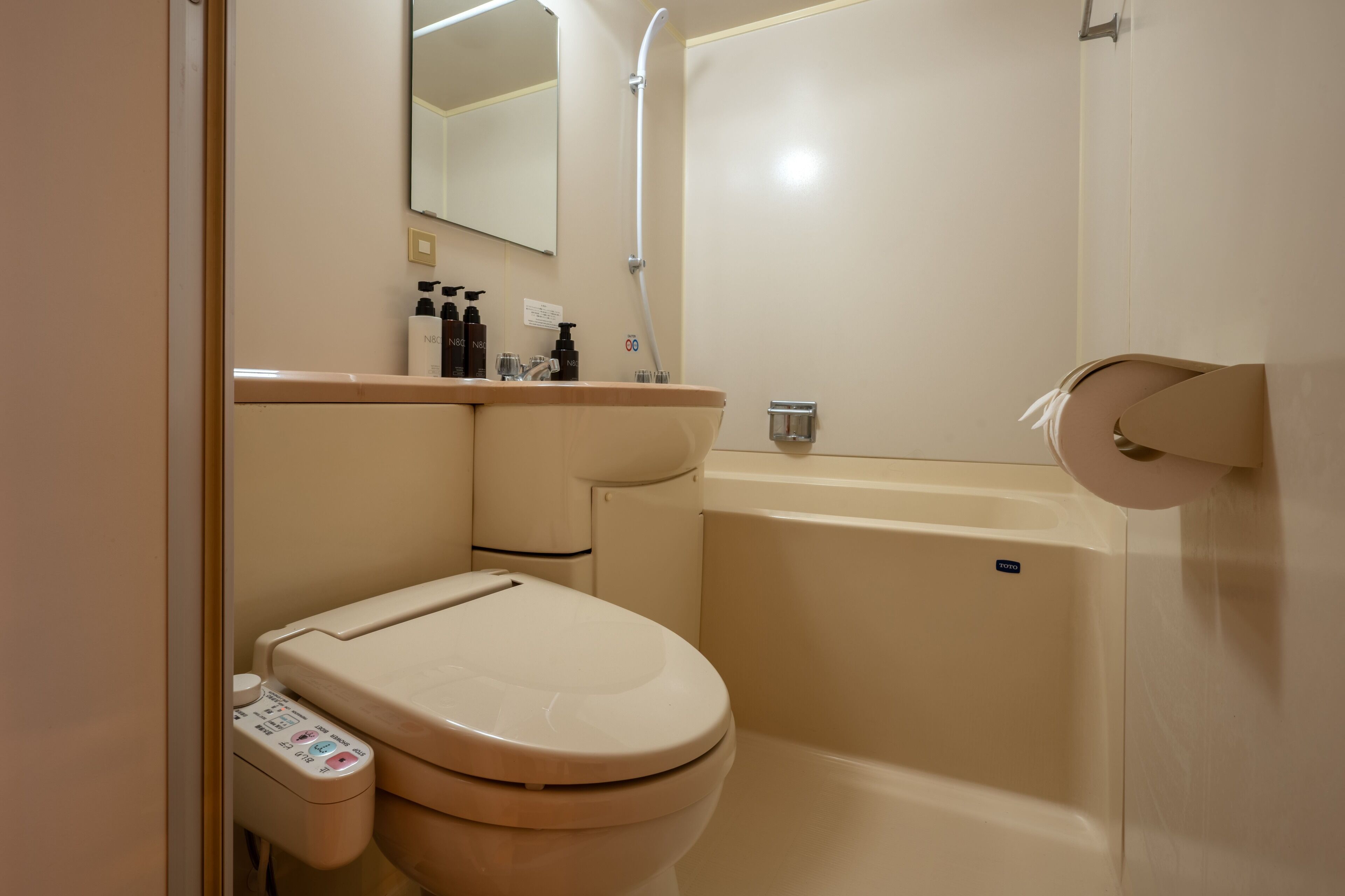 Un baño con inodoro, lavamanos y bañera.