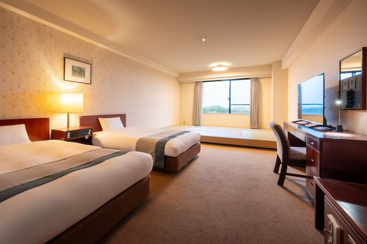 West Wing Japanese-Western Style Room (Pre-renovation Wing) | 1 bedroom, down duvets, desk, free WiFi