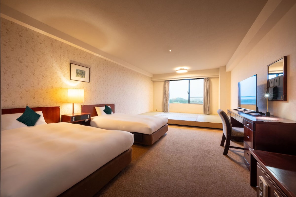 West Wing Japanese-Western Style Room, Non Smoking (Pre-renovation Wing) | Down comforters, desk, WiFi (free), bed sheets