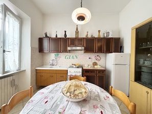 Een koelkast, een oven
