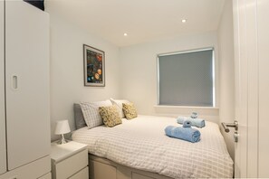 3 bedrooms, desk, iron/ironing board, travel cot - Cosy 3 Bedroom Home Next to Bicester Village (Bicester)