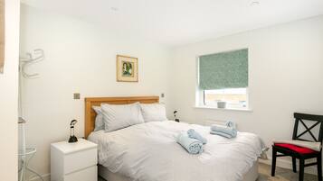 3 bedrooms, desk, iron/ironing board, travel cot