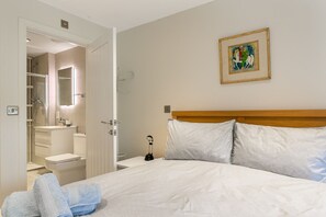 3 bedrooms, desk, iron/ironing board, travel cot