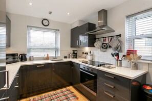 Fridge, microwave, oven, stovetop - Cosy 3 Bedroom Home Next to Bicester Village (Bicester)