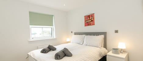 3 habitaciones, escritorio y tabla de planchar con plancha