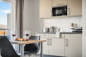 Deluxe Duplex, Balcony, Mountain View | Private kitchen | Full-sized fridge, microwave, stovetop, cookware/dishes/utensils - Empire Living Denzlingen Marktplatz (Denzlingen)