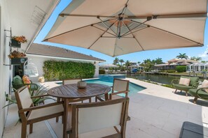 Outdoor dining - Serene, Designer Waterfront Home; Pool & Spa, Wifi & More ~Centrally Located to Island Hotspots (Marco Island)