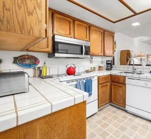 冷蔵庫、電子レンジ、オーブン、コンロ