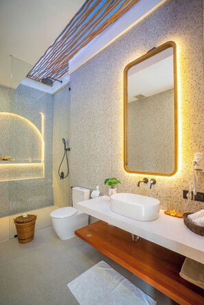 Dusche, Haartrockner, Bidet, Handtücher