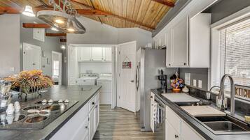 Geladeira, micro-ondas, cooktop, lava-louças