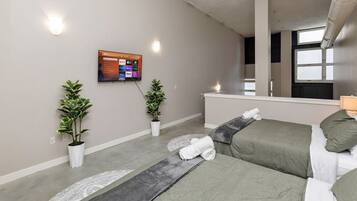 2 bedrooms, desk, iron/ironing board, WiFi