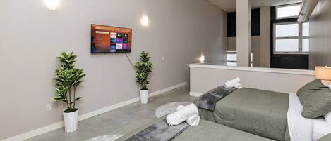 Skrivebord, strykejern/-brett, wi-fi og sengetøy