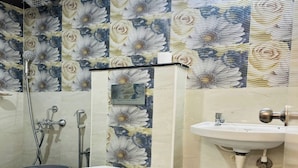 Ein Badezimmer mit Toilette, Bidet und Waschbecken.
