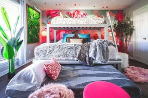 3 bedrooms, iron/ironing board, travel crib, WiFi - Mini Golf | Firepit | VR Games | Live Moss Wall! (Chattanooga)