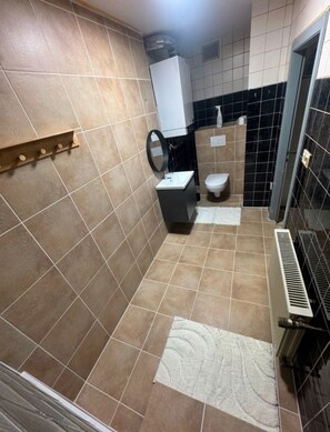 淋浴设施、毛巾、肥皂、卫生纸