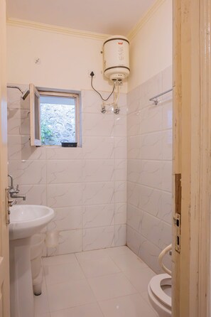Standard Double Room | Bathroom - Dew Drops Homestay (Nainital)