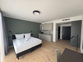 双人房 | 办公桌、笔记本电脑工作区、遮光窗帘、熨斗/熨衣板